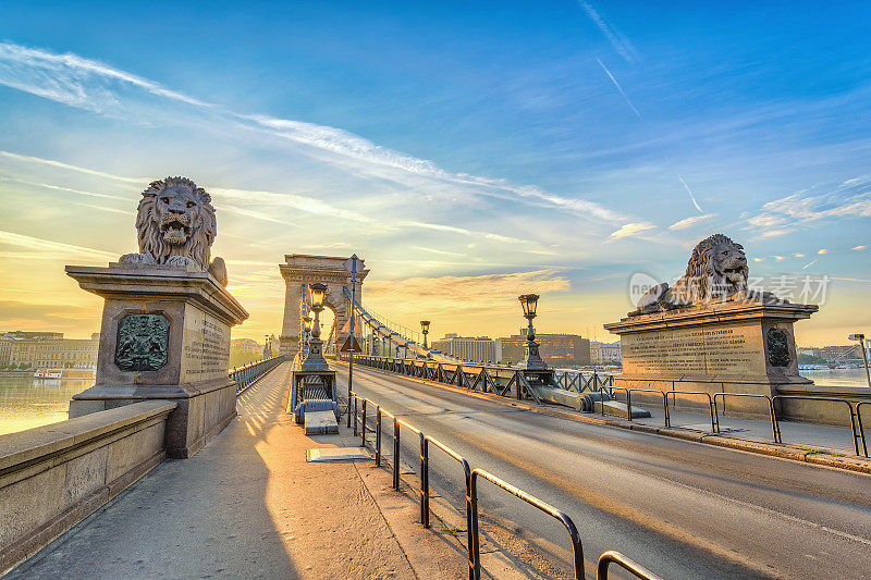 匈牙利首都布达佩斯，链条桥上的布达佩斯日出城市天际线