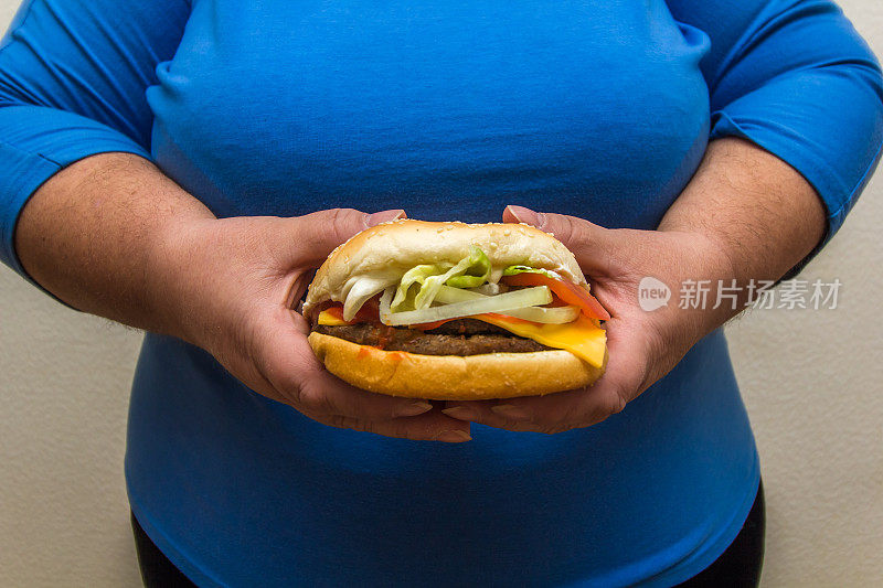 成年超重妇女吃汉堡