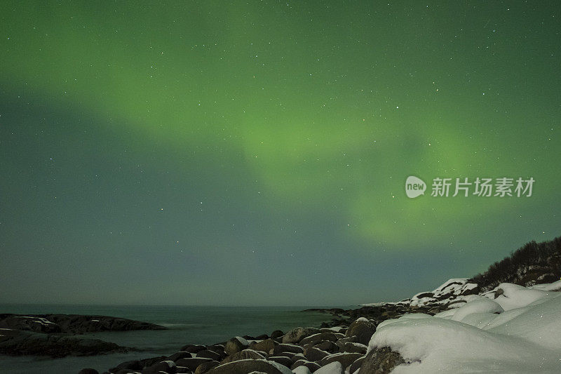 北极光挪威北部夜空中的北极光