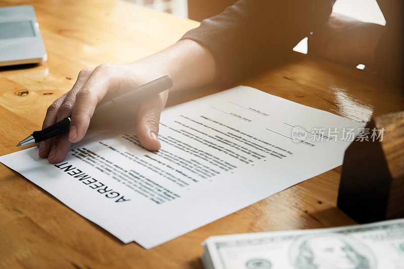 商家与客户签订合同并签订合同协议书。房地产和协议的概念。