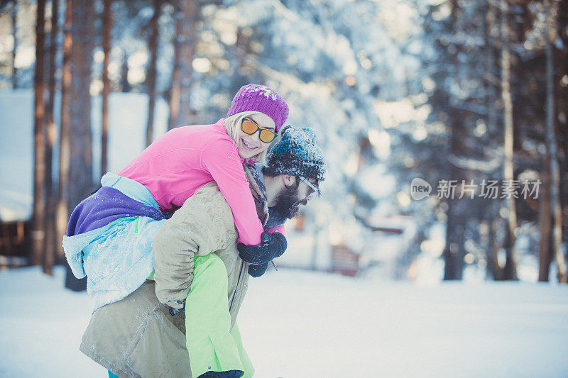 男人背着女人在厚厚的雪地里行走