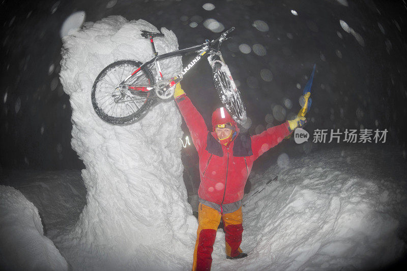 在戈弗拉，迎接新年的登山者和自行车