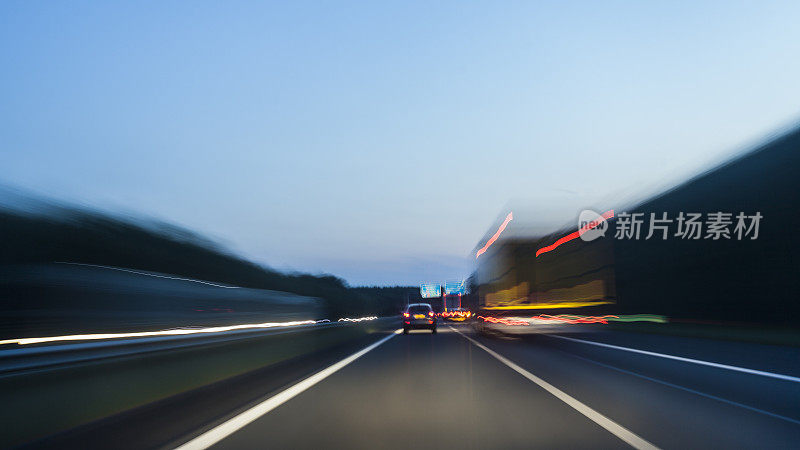 夜晚的高速公路上有淡淡的条纹