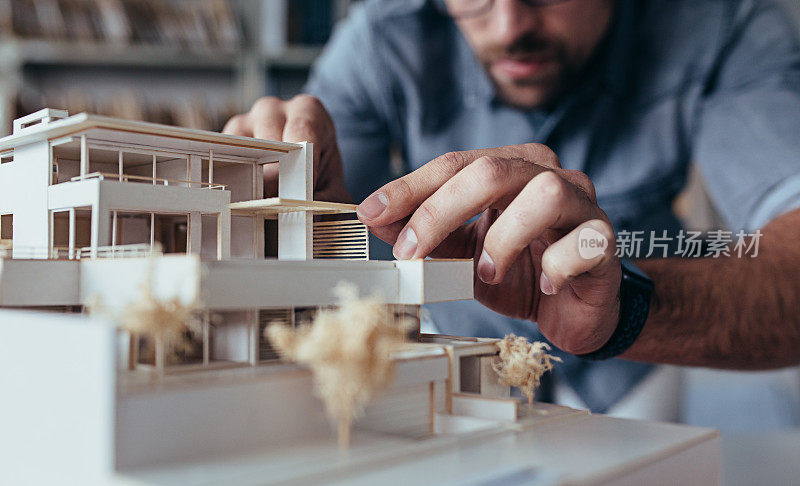 男建筑师手工制作房屋模型