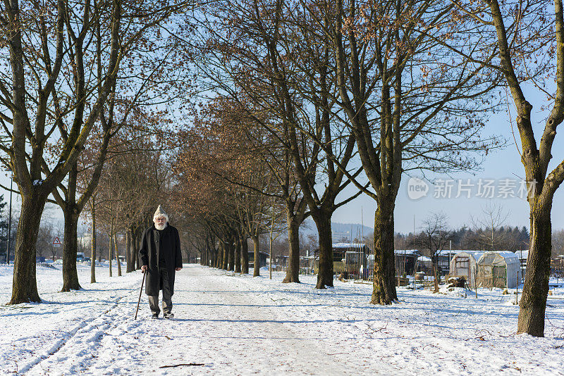 斯洛文尼亚卢布尔雅那，一名拄着拐杖的老人走在纪念友谊的小路上