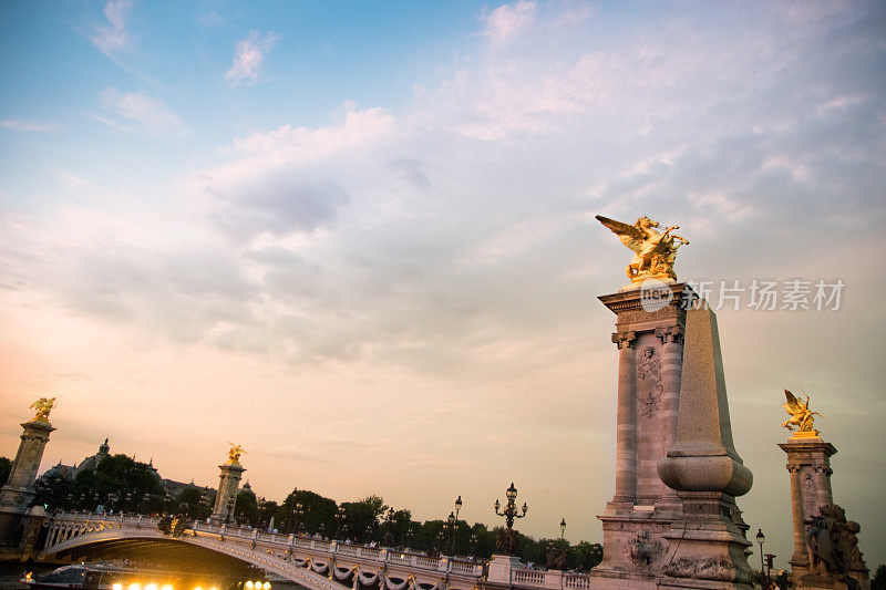 黎明时分，巴黎的亚历山大三世大桥