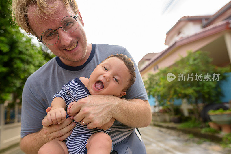 父亲和婴儿在户外的亲密关系