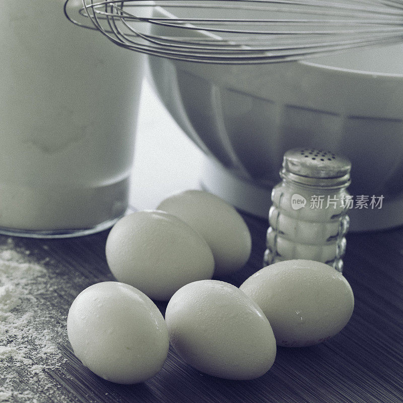 许多食谱的基本原料的特写镜头，如鸡蛋，面粉和盐。