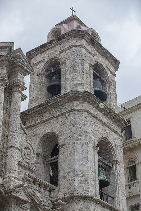 古巴哈瓦那圣克里斯托巴尔大教堂塔上的钟