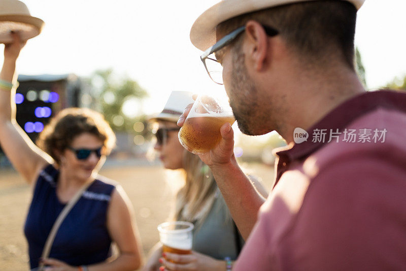 在音乐节上喝啤酒