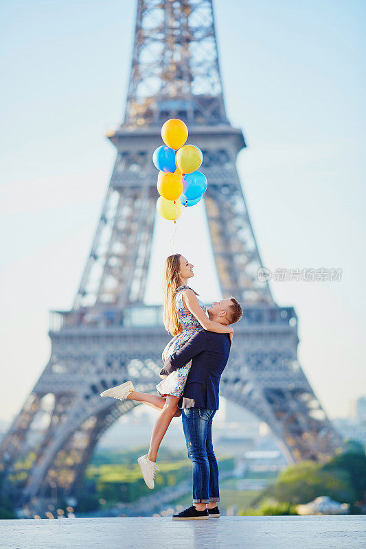 一对夫妇在埃菲尔铁塔附近的彩色气球