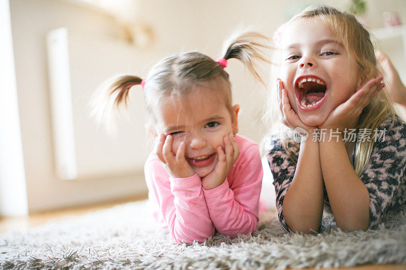 两个快乐的小女孩。
