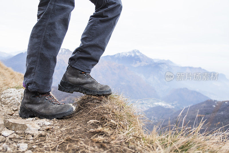 登山靴细节在山路上