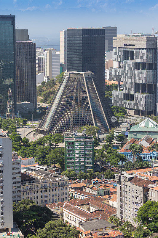 在夏天，巴西的里约热内卢市中心有一座大教堂