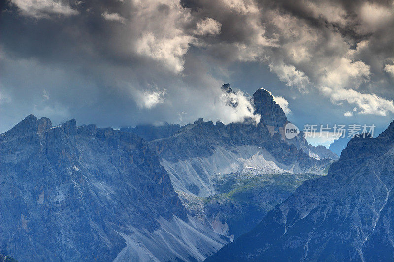 锌南高原位于六色白云岩的北面，意大利