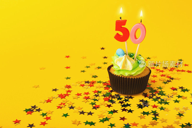 50岁生日纸杯蛋糕，有蜡烛和糖屑