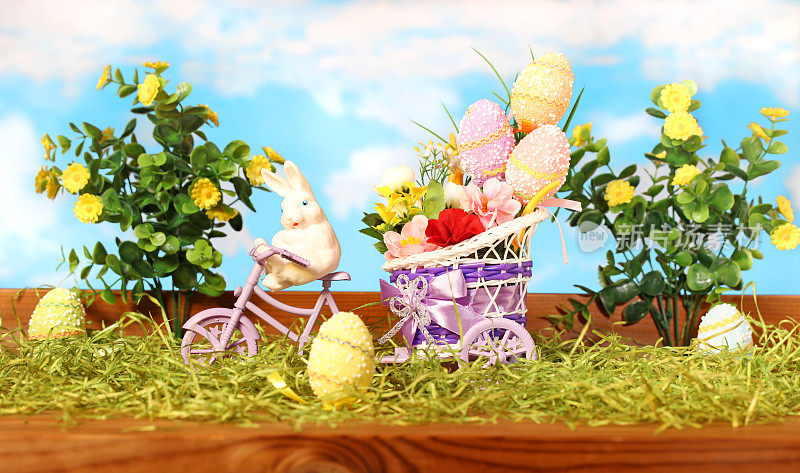骑着自行车的复活节兔子带着复活节彩蛋