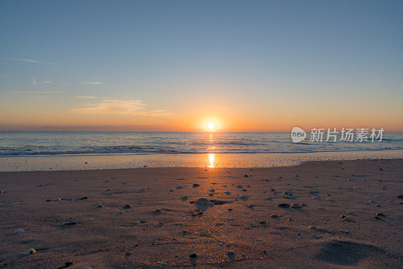 美丽的日出在墨尔本海滩，佛罗里达
