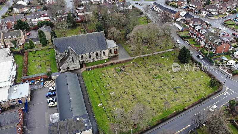 英国教堂和墓地的航拍照片