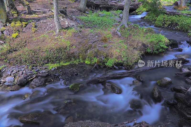 模糊的河流从长时间暴露，放松景观-火地岛