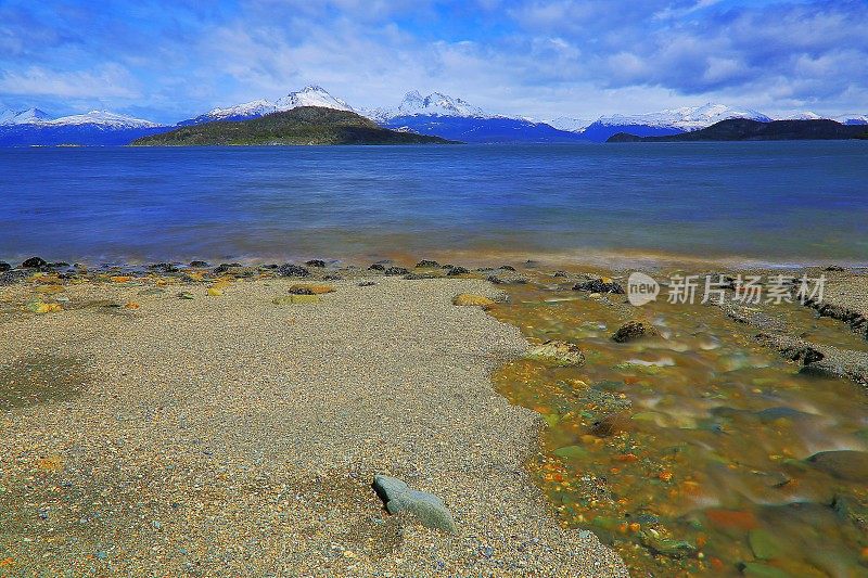 模糊的河流和海湾的水长暴露乌斯怀亚景观-火地岛