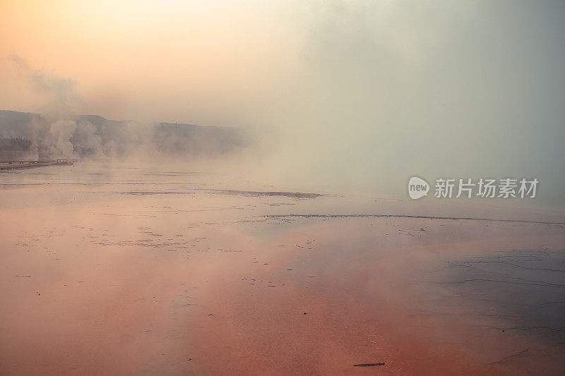 中途间歇泉盆地早晨粉红色色调，黄石国家公园，WY