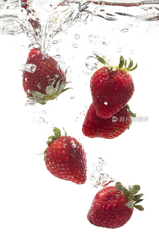 一颗新鲜的草莓被丢入水中。