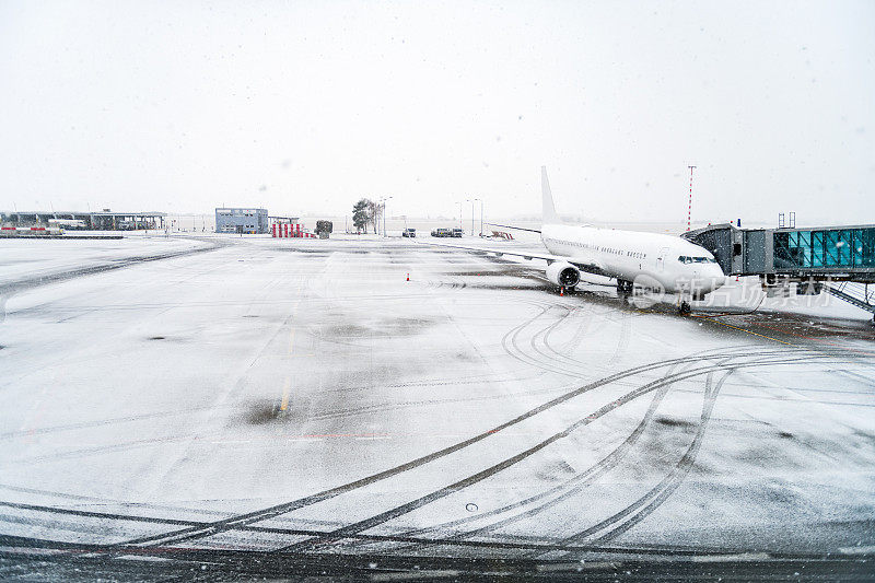 冬天的飞机和机场