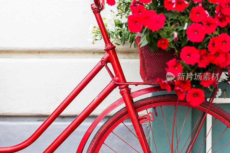 红色踏板自行车与鲜花篮