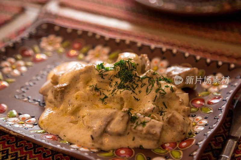 煮熟的猪肉和牛肉配上特制的酱料和香菜