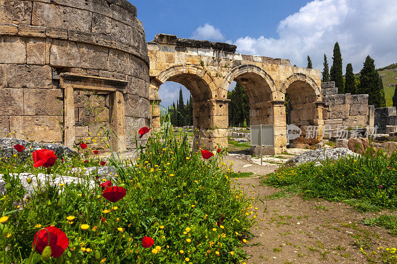 土耳其帕穆克-德尼兹利古城市希拉波利斯。