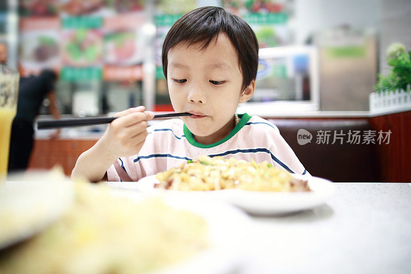 孩子们吃午餐