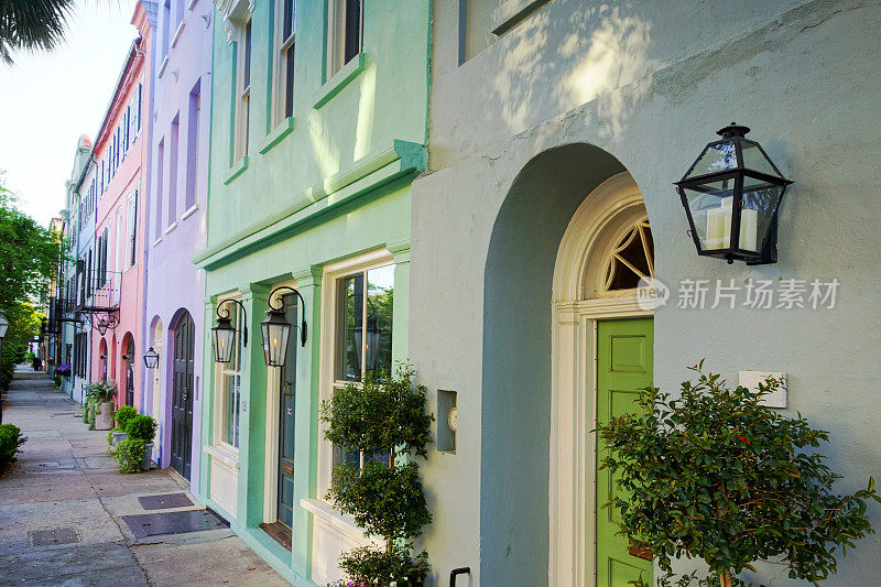 南卡罗来纳查尔斯顿东湾街被称为彩虹街的色彩鲜艳的房屋