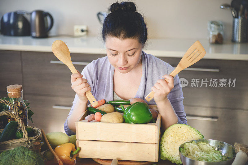 在厨房做饭的女人(用蔬菜)