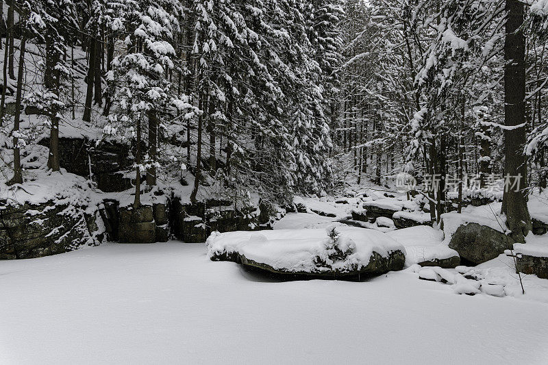 美丽的雪山冬季景观