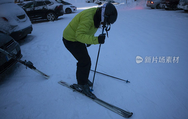 女子准备滑雪