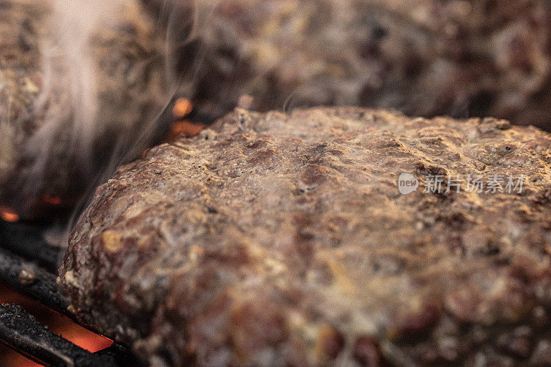 特写牛肉饼，煮在一个水壶木炭烧烤，使美味的汉堡包。