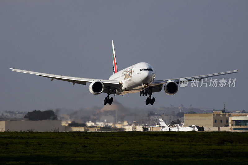 阿联酋航空客机在机场。飞行旅行日程。航空和飞机。航空运输。全球国际运输。飞和飞行。和着陆。