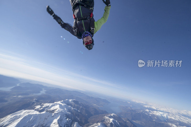 自由落体跳伞者在瑞士山区上空翱翔