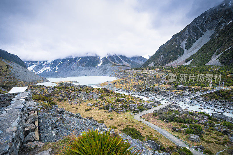 在新西兰库克山的道路上，有隆隆作响的小道和徒步旅行路线