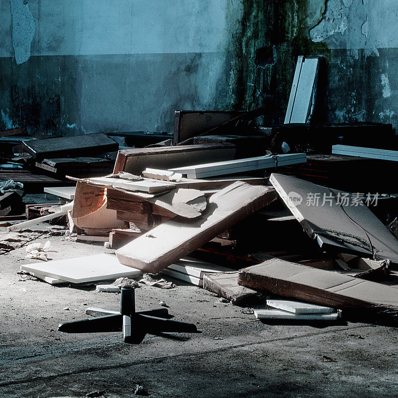 旧办公椅部分在废弃的工厂