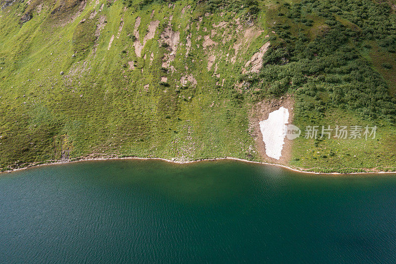 瑞士高山湖的无人机视图