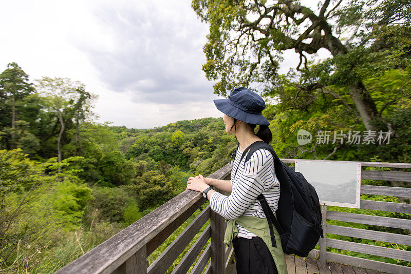 从山上的天文台看风景的日本妇女