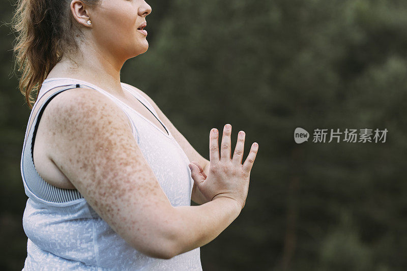 合十礼:大号女人在自然中冥想