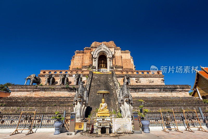 佛寺是位于历史中心的一座佛教寺庙，也是泰国清迈的一个主要旅游景点。