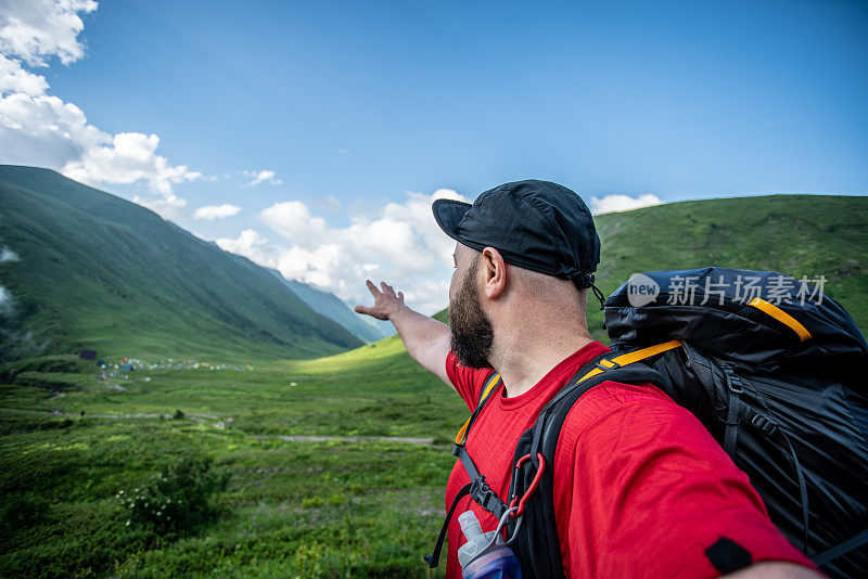 旅行者在山上自拍