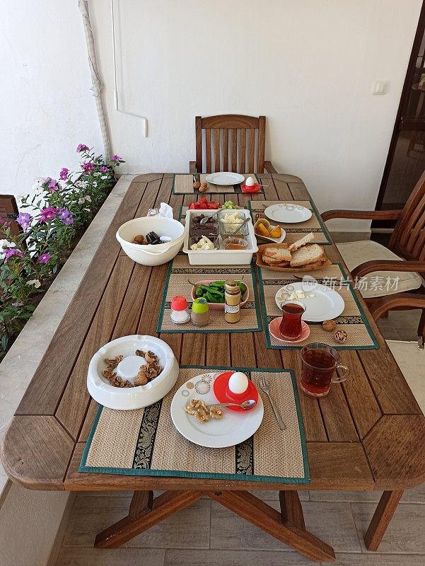 传统的土耳其家庭早餐餐桌上的火鸡