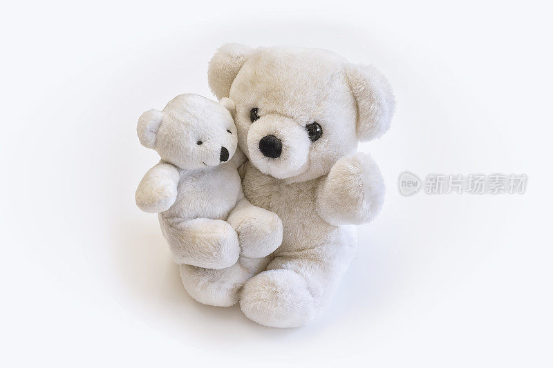 父母和孩子的泰迪熊互相拥抱，孤立在白色背景下。副本的空间。
