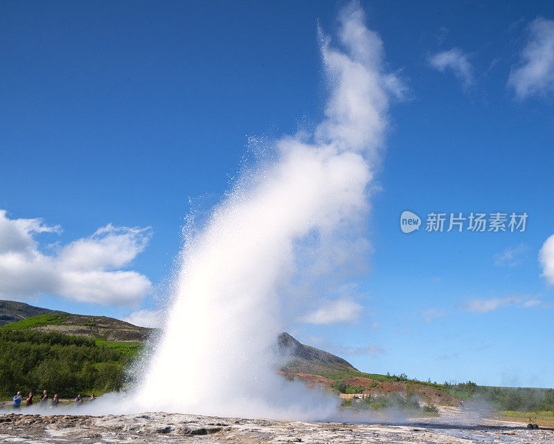 Strokkur间歇泉位于冰岛Reykjavík以东的Haukadalur山谷地区。