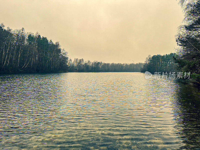 冬天的一个湖在下雨的天气。